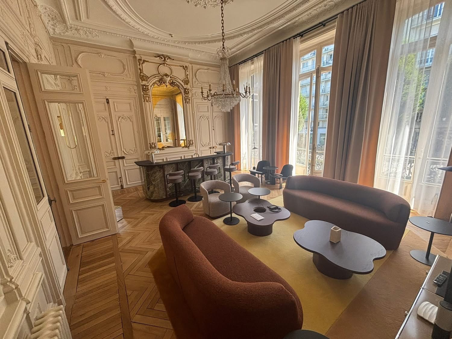 Parquet chevron restauré dans un salon de réception