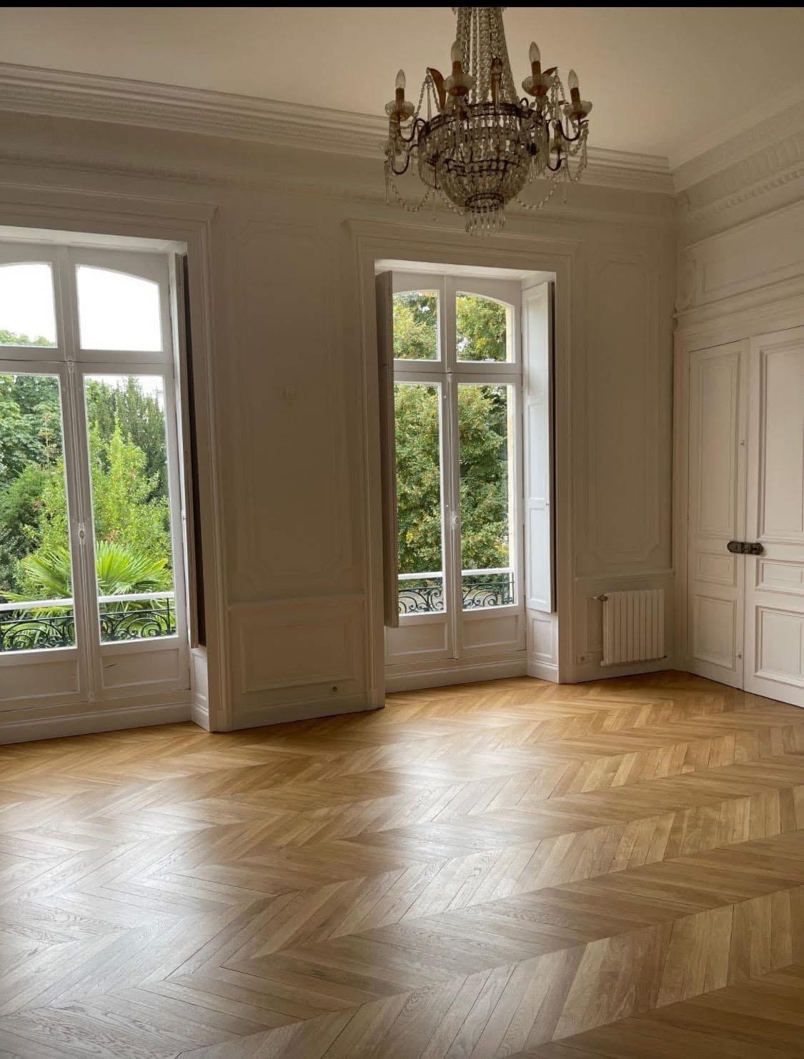 Parquet point de Hongrie dans un salon haussmannien